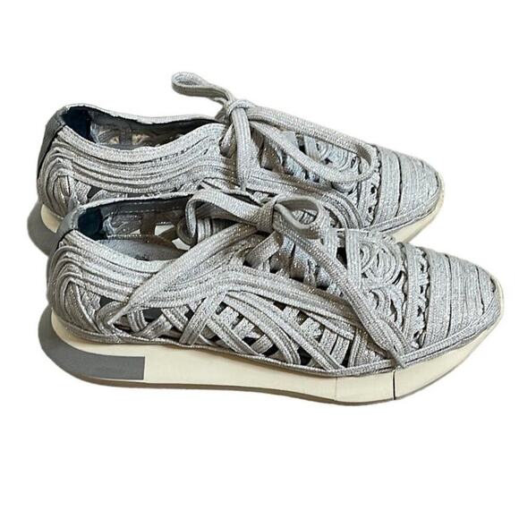 MANUEL BARCELO SILVER METALLIC WOMEN'S SNEAKERS SIZE 8/38 - Picture 1 of 10